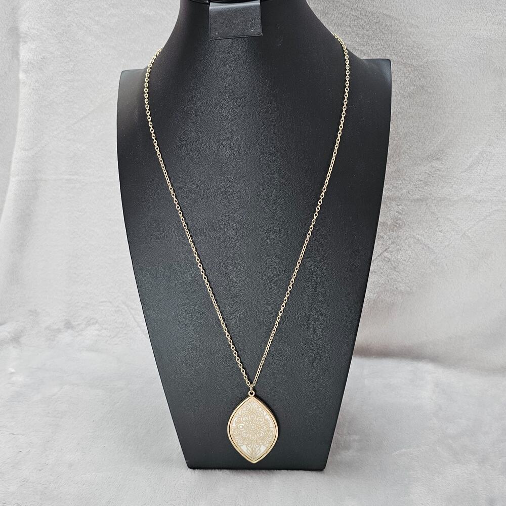 C1946 Mother of Pearl MOP Filigree Floral Mandala Pendant Necklace Gold Tone